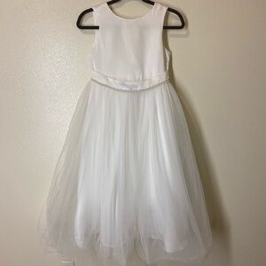 Elegant White Sleeveless Dress